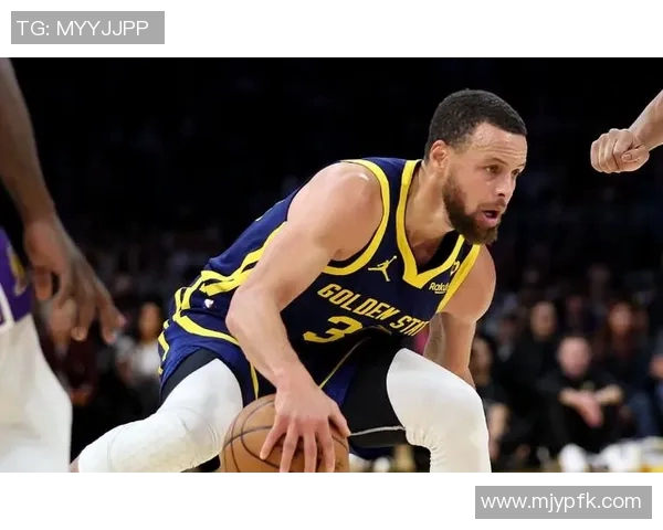 勇士与湖人激战正酣客队主队争夺季后赛席位的关键之战 勇士与湖人激战正酣客队主队争夺季后赛席位的关键之战