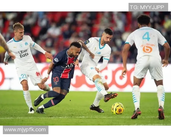 帕纳辛纳与巴塞罗那的巅峰对决展现足球魅力与激情的较量